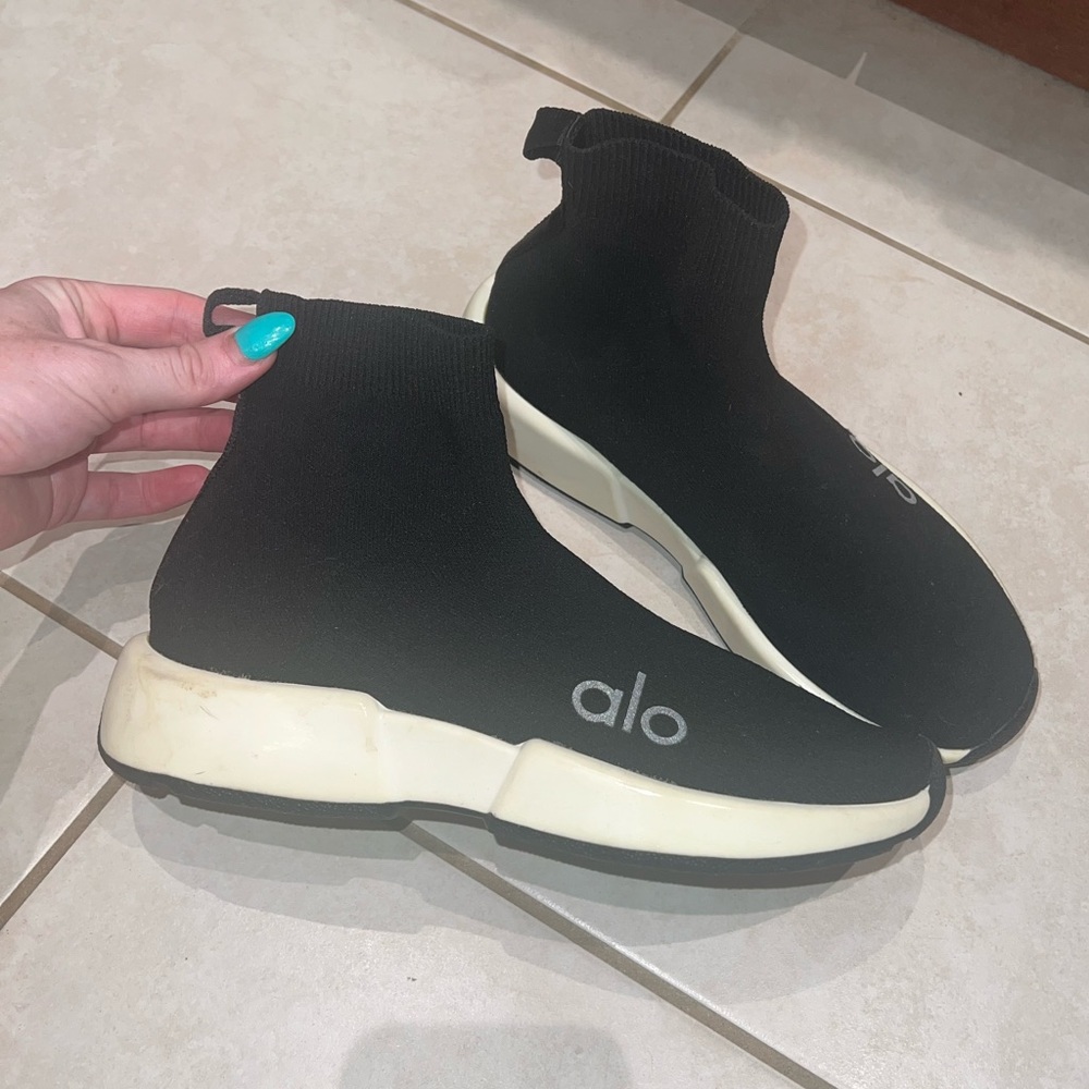 alo velocity knit sneakers — size w8